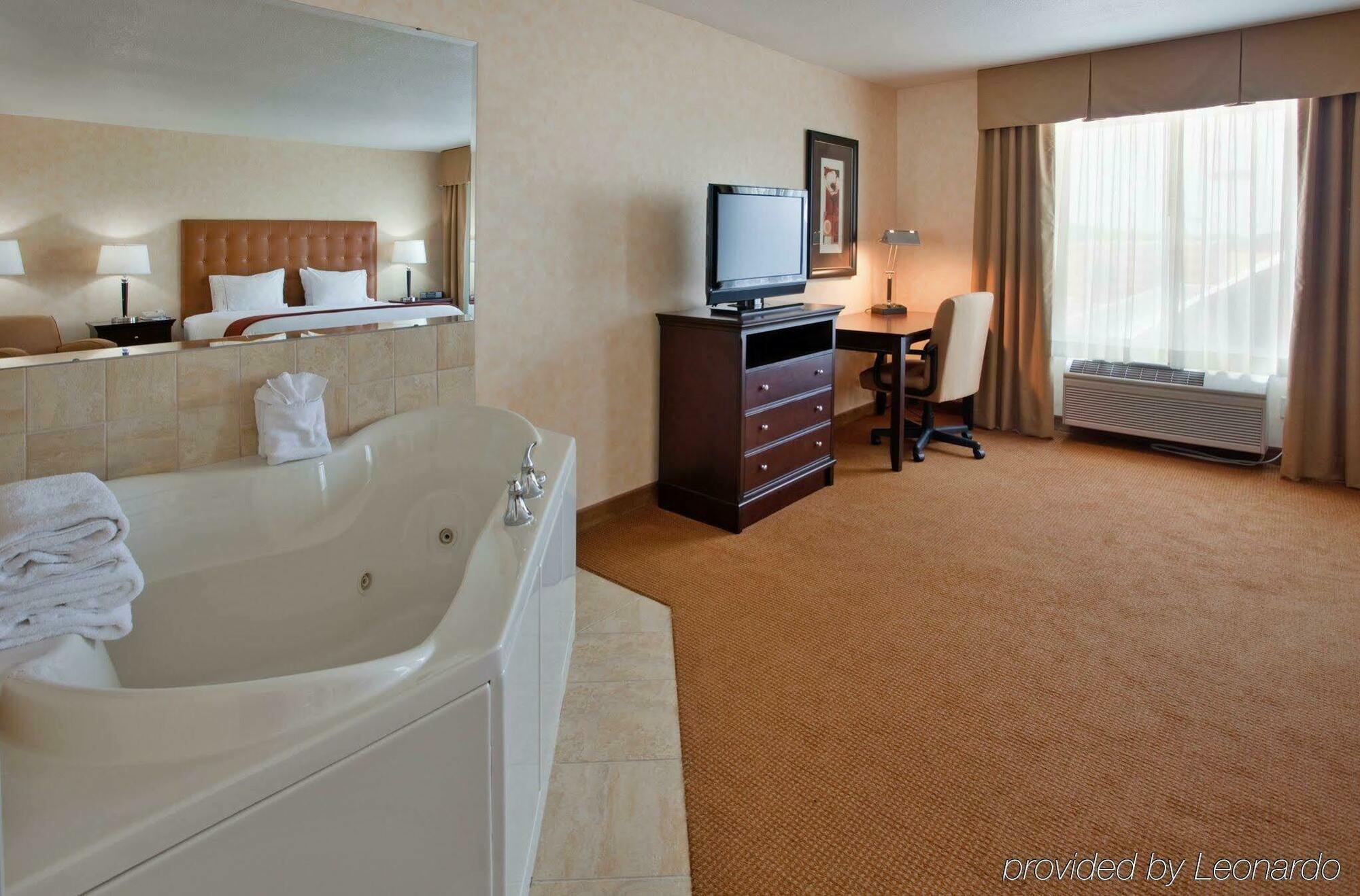 Holiday Inn Express Lawrence By Ihg Екстериор снимка